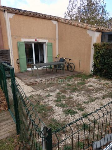 "Duplex à Béziers de 36 m² au sol avec jardin de 80 m² et terrasse de 12 m², dans une résidence calme et sécurisée avec piscines, parfait pour résidence secondaire ou location saisonnière."