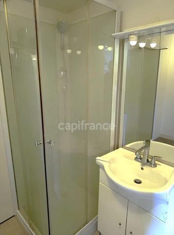 "Duplex à Béziers de 36 m² au sol avec jardin de 80 m² et terrasse de 12 m², dans une résidence calme et sécurisée avec piscines, parfait pour résidence secondaire ou location saisonnière."