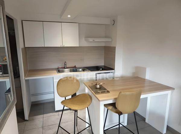 "Duplex à Béziers de 36 m² au sol avec jardin de 80 m² et terrasse de 12 m², dans une résidence calme et sécurisée avec piscines, parfait pour résidence secondaire ou location saisonnière."
