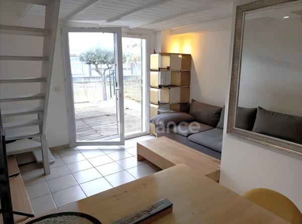 "Duplex à Béziers de 36 m² au sol avec jardin de 80 m² et terrasse de 12 m², dans une résidence calme et sécurisée avec piscines, parfait pour résidence secondaire ou location saisonnière."