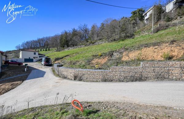 Terrain constructible, au calme, facilement accessible et idéal pour concrétiser vos idées !
