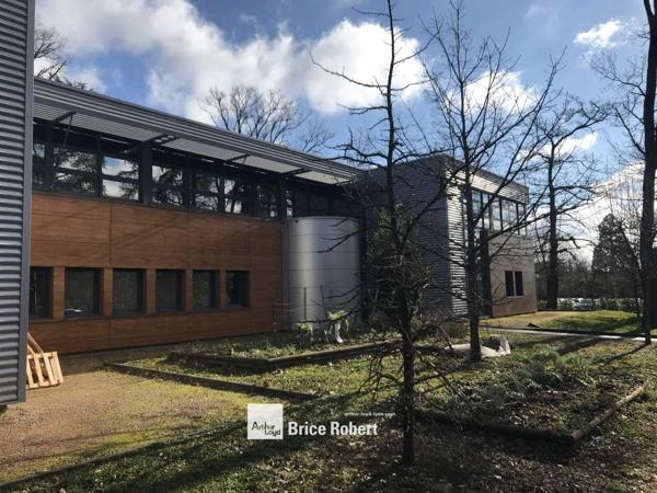 Bureaux à louer à Ecully dans parc tertiaire calme et verdoyant