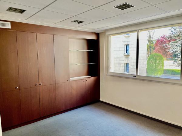 Immeuble indépendant de bureaux de standing situé au coeur de la cité impériale !