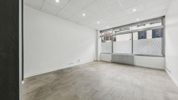 Bureaux à vendre Paris 14 - 390 m² en RDC et sous-sol avec patio privatif, excellente accessibilité
