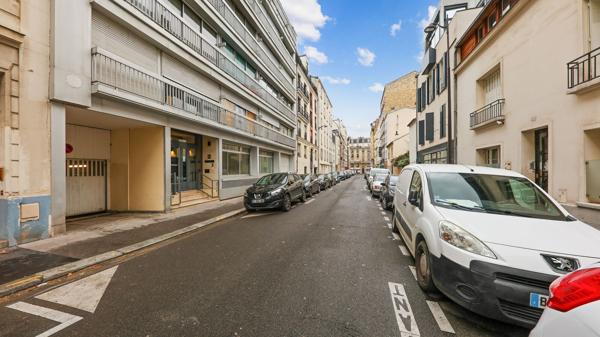 Bureaux à vendre Paris 14 - 390 m² en RDC et sous-sol avec patio privatif, excellente accessibilité