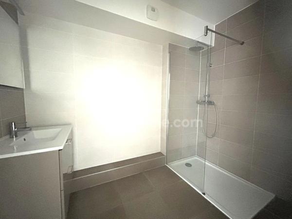 SAINT-LOUIS, à 2pas de toutes les commodités, résidence de 2019, magnifique appartement 3pièces, 58.5m², 2chambres, terrasse, cellier, parking en sous sol. Top emplacement!