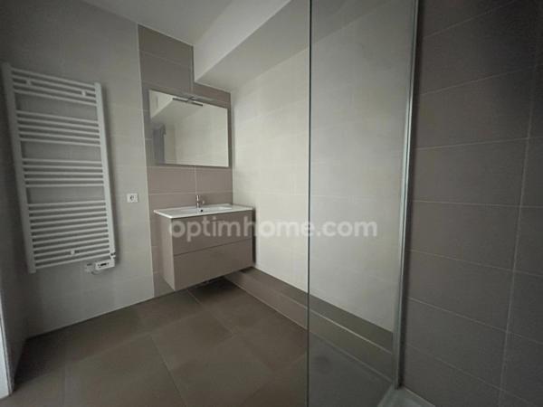 SAINT-LOUIS, à 2pas de toutes les commodités, résidence de 2019, magnifique appartement 3pièces, 58.5m², 2chambres, terrasse, cellier, parking en sous sol. Top emplacement!