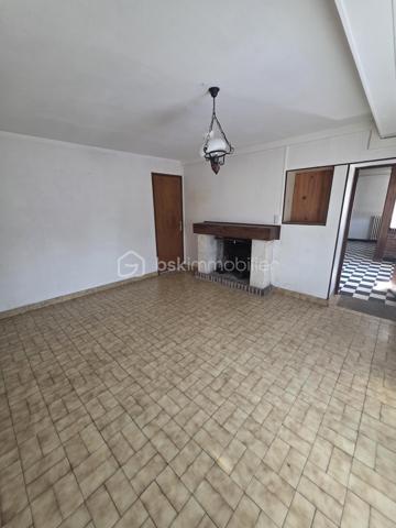EN EXCLUSIVITÉ CHEZ BSK IMMOBILIER !
À seulement 25 minutes de L'Aigle et d'Argentan, 15 minutes de Sées et de Gacé, découvrez cette maison de bourg mitoyenne à rafraîchir, située dans une commune dynamique offrant de nombreuses commodités : école, commerces, pôle santé…
Au rez-de-chaussée, vous trouverez :
Un salon chaleureux avec cheminée, Une pièce de vie lumineuse avec espace cuisine, Une buanderie avec point d'eau.
À l'étage, un palier dessert :
Trois chambres spacieuses, Une salle de bains avec WC, Un grenier offrant un espace de stockage supplémentaire.
À l'extérieur, profitez d'une cour, d'un terrain clos d'environ 300 m² avec portail, ainsi que d'un atelier, idéal pour le bricolage ou le rangement.
Les atouts :
Pompe à chaleur récente,
Assainissement collectif,
Beau potentiel après quelques travaux de rafraîchissement.
Une opportunité idéale pour un premier achat ou un investissement locatif !
A VISITER SANS TARDER!