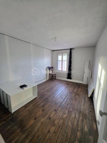 EN EXCLUSIVITÉ CHEZ BSK IMMOBILIER !
À seulement 25 minutes de L'Aigle et d'Argentan, 15 minutes de Sées et de Gacé, découvrez cette maison de bourg mitoyenne à rafraîchir, située dans une commune dynamique offrant de nombreuses commodités : école, commerces, pôle santé…
Au rez-de-chaussée, vous trouverez :
Un salon chaleureux avec cheminée, Une pièce de vie lumineuse avec espace cuisine, Une buanderie avec point d'eau.
À l'étage, un palier dessert :
Trois chambres spacieuses, Une salle de bains avec WC, Un grenier offrant un espace de stockage supplémentaire.
À l'extérieur, profitez d'une cour, d'un terrain clos d'environ 300 m² avec portail, ainsi que d'un atelier, idéal pour le bricolage ou le rangement.
Les atouts :
Pompe à chaleur récente,
Assainissement collectif,
Beau potentiel après quelques travaux de rafraîchissement.
Une opportunité idéale pour un premier achat ou un investissement locatif !
A VISITER SANS TARDER!