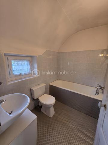 EN EXCLUSIVITÉ CHEZ BSK IMMOBILIER !
À seulement 25 minutes de L'Aigle et d'Argentan, 15 minutes de Sées et de Gacé, découvrez cette maison de bourg mitoyenne à rafraîchir, située dans une commune dynamique offrant de nombreuses commodités : école, commerces, pôle santé…
Au rez-de-chaussée, vous trouverez :
Un salon chaleureux avec cheminée, Une pièce de vie lumineuse avec espace cuisine, Une buanderie avec point d'eau.
À l'étage, un palier dessert :
Trois chambres spacieuses, Une salle de bains avec WC, Un grenier offrant un espace de stockage supplémentaire.
À l'extérieur, profitez d'une cour, d'un terrain clos d'environ 300 m² avec portail, ainsi que d'un atelier, idéal pour le bricolage ou le rangement.
Les atouts :
Pompe à chaleur récente,
Assainissement collectif,
Beau potentiel après quelques travaux de rafraîchissement.
Une opportunité idéale pour un premier achat ou un investissement locatif !
A VISITER SANS TARDER!