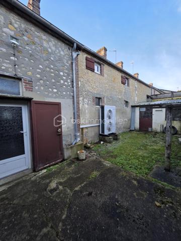 EN EXCLUSIVITÉ CHEZ BSK IMMOBILIER !
À seulement 25 minutes de L'Aigle et d'Argentan, 15 minutes de Sées et de Gacé, découvrez cette maison de bourg mitoyenne à rafraîchir, située dans une commune dynamique offrant de nombreuses commodités : école, commerces, pôle santé…
Au rez-de-chaussée, vous trouverez :
Un salon chaleureux avec cheminée, Une pièce de vie lumineuse avec espace cuisine, Une buanderie avec point d'eau.
À l'étage, un palier dessert :
Trois chambres spacieuses, Une salle de bains avec WC, Un grenier offrant un espace de stockage supplémentaire.
À l'extérieur, profitez d'une cour, d'un terrain clos d'environ 300 m² avec portail, ainsi que d'un atelier, idéal pour le bricolage ou le rangement.
Les atouts :
Pompe à chaleur récente,
Assainissement collectif,
Beau potentiel après quelques travaux de rafraîchissement.
Une opportunité idéale pour un premier achat ou un investissement locatif !
A VISITER SANS TARDER!