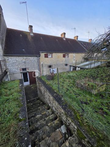 EN EXCLUSIVITÉ CHEZ BSK IMMOBILIER !
À seulement 25 minutes de L'Aigle et d'Argentan, 15 minutes de Sées et de Gacé, découvrez cette maison de bourg mitoyenne à rafraîchir, située dans une commune dynamique offrant de nombreuses commodités : école, commerces, pôle santé…
Au rez-de-chaussée, vous trouverez :
Un salon chaleureux avec cheminée, Une pièce de vie lumineuse avec espace cuisine, Une buanderie avec point d'eau.
À l'étage, un palier dessert :
Trois chambres spacieuses, Une salle de bains avec WC, Un grenier offrant un espace de stockage supplémentaire.
À l'extérieur, profitez d'une cour, d'un terrain clos d'environ 300 m² avec portail, ainsi que d'un atelier, idéal pour le bricolage ou le rangement.
Les atouts :
Pompe à chaleur récente,
Assainissement collectif,
Beau potentiel après quelques travaux de rafraîchissement.
Une opportunité idéale pour un premier achat ou un investissement locatif !
A VISITER SANS TARDER!