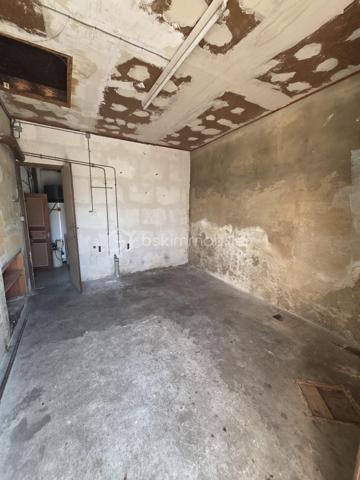EN EXCLUSIVITÉ CHEZ BSK IMMOBILIER !
À seulement 25 minutes de L'Aigle et d'Argentan, 15 minutes de Sées et de Gacé, découvrez cette maison de bourg mitoyenne à rafraîchir, située dans une commune dynamique offrant de nombreuses commodités : école, commerces, pôle santé…
Au rez-de-chaussée, vous trouverez :
Un salon chaleureux avec cheminée, Une pièce de vie lumineuse avec espace cuisine, Une buanderie avec point d'eau.
À l'étage, un palier dessert :
Trois chambres spacieuses, Une salle de bains avec WC, Un grenier offrant un espace de stockage supplémentaire.
À l'extérieur, profitez d'une cour, d'un terrain clos d'environ 300 m² avec portail, ainsi que d'un atelier, idéal pour le bricolage ou le rangement.
Les atouts :
Pompe à chaleur récente,
Assainissement collectif,
Beau potentiel après quelques travaux de rafraîchissement.
Une opportunité idéale pour un premier achat ou un investissement locatif !
A VISITER SANS TARDER!