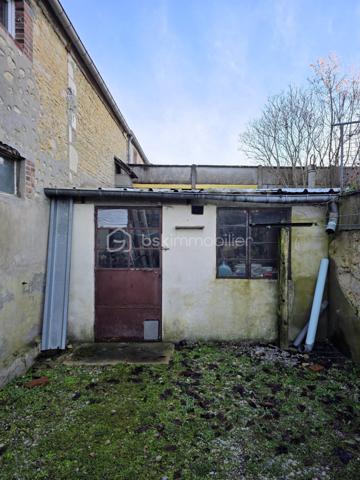 EN EXCLUSIVITÉ CHEZ BSK IMMOBILIER !
À seulement 25 minutes de L'Aigle et d'Argentan, 15 minutes de Sées et de Gacé, découvrez cette maison de bourg mitoyenne à rafraîchir, située dans une commune dynamique offrant de nombreuses commodités : école, commerces, pôle santé…
Au rez-de-chaussée, vous trouverez :
Un salon chaleureux avec cheminée, Une pièce de vie lumineuse avec espace cuisine, Une buanderie avec point d'eau.
À l'étage, un palier dessert :
Trois chambres spacieuses, Une salle de bains avec WC, Un grenier offrant un espace de stockage supplémentaire.
À l'extérieur, profitez d'une cour, d'un terrain clos d'environ 300 m² avec portail, ainsi que d'un atelier, idéal pour le bricolage ou le rangement.
Les atouts :
Pompe à chaleur récente,
Assainissement collectif,
Beau potentiel après quelques travaux de rafraîchissement.
Une opportunité idéale pour un premier achat ou un investissement locatif !
A VISITER SANS TARDER!