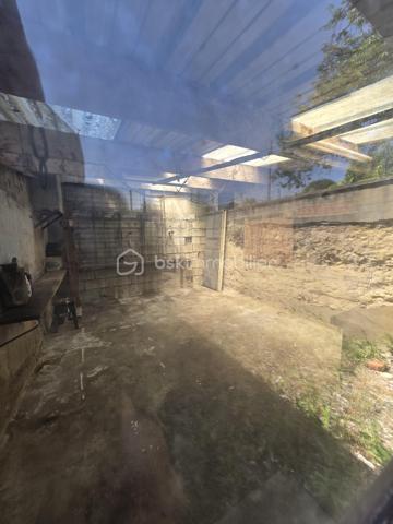 EN EXCLUSIVITÉ CHEZ BSK IMMOBILIER !
À seulement 25 minutes de L'Aigle et d'Argentan, 15 minutes de Sées et de Gacé, découvrez cette maison de bourg mitoyenne à rafraîchir, située dans une commune dynamique offrant de nombreuses commodités : école, commerces, pôle santé…
Au rez-de-chaussée, vous trouverez :
Un salon chaleureux avec cheminée, Une pièce de vie lumineuse avec espace cuisine, Une buanderie avec point d'eau.
À l'étage, un palier dessert :
Trois chambres spacieuses, Une salle de bains avec WC, Un grenier offrant un espace de stockage supplémentaire.
À l'extérieur, profitez d'une cour, d'un terrain clos d'environ 300 m² avec portail, ainsi que d'un atelier, idéal pour le bricolage ou le rangement.
Les atouts :
Pompe à chaleur récente,
Assainissement collectif,
Beau potentiel après quelques travaux de rafraîchissement.
Une opportunité idéale pour un premier achat ou un investissement locatif !
A VISITER SANS TARDER!