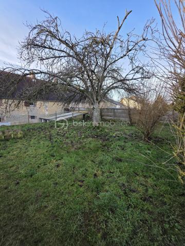 EN EXCLUSIVITÉ CHEZ BSK IMMOBILIER !
À seulement 25 minutes de L'Aigle et d'Argentan, 15 minutes de Sées et de Gacé, découvrez cette maison de bourg mitoyenne à rafraîchir, située dans une commune dynamique offrant de nombreuses commodités : école, commerces, pôle santé…
Au rez-de-chaussée, vous trouverez :
Un salon chaleureux avec cheminée, Une pièce de vie lumineuse avec espace cuisine, Une buanderie avec point d'eau.
À l'étage, un palier dessert :
Trois chambres spacieuses, Une salle de bains avec WC, Un grenier offrant un espace de stockage supplémentaire.
À l'extérieur, profitez d'une cour, d'un terrain clos d'environ 300 m² avec portail, ainsi que d'un atelier, idéal pour le bricolage ou le rangement.
Les atouts :
Pompe à chaleur récente,
Assainissement collectif,
Beau potentiel après quelques travaux de rafraîchissement.
Une opportunité idéale pour un premier achat ou un investissement locatif !
A VISITER SANS TARDER!