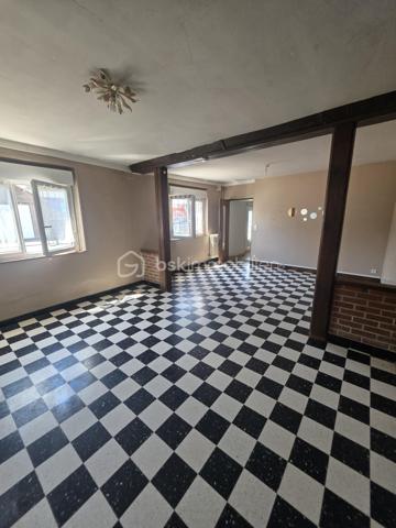 EN EXCLUSIVITÉ CHEZ BSK IMMOBILIER !
À seulement 25 minutes de L'Aigle et d'Argentan, 15 minutes de Sées et de Gacé, découvrez cette maison de bourg mitoyenne à rafraîchir, située dans une commune dynamique offrant de nombreuses commodités : école, commerces, pôle santé…
Au rez-de-chaussée, vous trouverez :
Un salon chaleureux avec cheminée, Une pièce de vie lumineuse avec espace cuisine, Une buanderie avec point d'eau.
À l'étage, un palier dessert :
Trois chambres spacieuses, Une salle de bains avec WC, Un grenier offrant un espace de stockage supplémentaire.
À l'extérieur, profitez d'une cour, d'un terrain clos d'environ 300 m² avec portail, ainsi que d'un atelier, idéal pour le bricolage ou le rangement.
Les atouts :
Pompe à chaleur récente,
Assainissement collectif,
Beau potentiel après quelques travaux de rafraîchissement.
Une opportunité idéale pour un premier achat ou un investissement locatif !
A VISITER SANS TARDER!