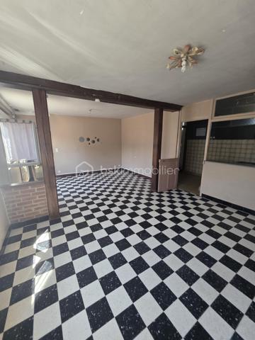 EN EXCLUSIVITÉ CHEZ BSK IMMOBILIER !
À seulement 25 minutes de L'Aigle et d'Argentan, 15 minutes de Sées et de Gacé, découvrez cette maison de bourg mitoyenne à rafraîchir, située dans une commune dynamique offrant de nombreuses commodités : école, commerces, pôle santé…
Au rez-de-chaussée, vous trouverez :
Un salon chaleureux avec cheminée, Une pièce de vie lumineuse avec espace cuisine, Une buanderie avec point d'eau.
À l'étage, un palier dessert :
Trois chambres spacieuses, Une salle de bains avec WC, Un grenier offrant un espace de stockage supplémentaire.
À l'extérieur, profitez d'une cour, d'un terrain clos d'environ 300 m² avec portail, ainsi que d'un atelier, idéal pour le bricolage ou le rangement.
Les atouts :
Pompe à chaleur récente,
Assainissement collectif,
Beau potentiel après quelques travaux de rafraîchissement.
Une opportunité idéale pour un premier achat ou un investissement locatif !
A VISITER SANS TARDER!