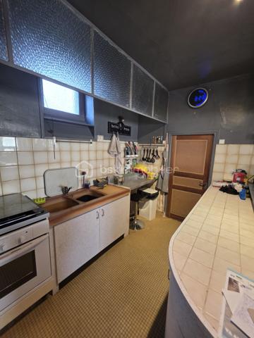 EN EXCLUSIVITÉ CHEZ BSK IMMOBILIER !
À seulement 25 minutes de L'Aigle et d'Argentan, 15 minutes de Sées et de Gacé, découvrez cette maison de bourg mitoyenne à rafraîchir, située dans une commune dynamique offrant de nombreuses commodités : école, commerces, pôle santé…
Au rez-de-chaussée, vous trouverez :
Un salon chaleureux avec cheminée, Une pièce de vie lumineuse avec espace cuisine, Une buanderie avec point d'eau.
À l'étage, un palier dessert :
Trois chambres spacieuses, Une salle de bains avec WC, Un grenier offrant un espace de stockage supplémentaire.
À l'extérieur, profitez d'une cour, d'un terrain clos d'environ 300 m² avec portail, ainsi que d'un atelier, idéal pour le bricolage ou le rangement.
Les atouts :
Pompe à chaleur récente,
Assainissement collectif,
Beau potentiel après quelques travaux de rafraîchissement.
Une opportunité idéale pour un premier achat ou un investissement locatif !
A VISITER SANS TARDER!