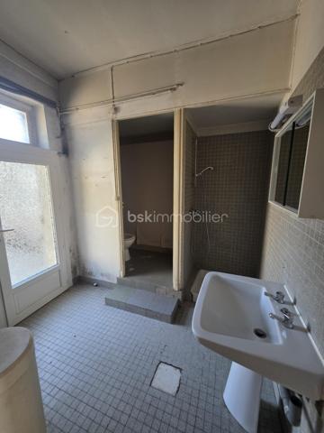EN EXCLUSIVITÉ CHEZ BSK IMMOBILIER !
À seulement 25 minutes de L'Aigle et d'Argentan, 15 minutes de Sées et de Gacé, découvrez cette maison de bourg mitoyenne à rafraîchir, située dans une commune dynamique offrant de nombreuses commodités : école, commerces, pôle santé…
Au rez-de-chaussée, vous trouverez :
Un salon chaleureux avec cheminée, Une pièce de vie lumineuse avec espace cuisine, Une buanderie avec point d'eau.
À l'étage, un palier dessert :
Trois chambres spacieuses, Une salle de bains avec WC, Un grenier offrant un espace de stockage supplémentaire.
À l'extérieur, profitez d'une cour, d'un terrain clos d'environ 300 m² avec portail, ainsi que d'un atelier, idéal pour le bricolage ou le rangement.
Les atouts :
Pompe à chaleur récente,
Assainissement collectif,
Beau potentiel après quelques travaux de rafraîchissement.
Une opportunité idéale pour un premier achat ou un investissement locatif !
A VISITER SANS TARDER!