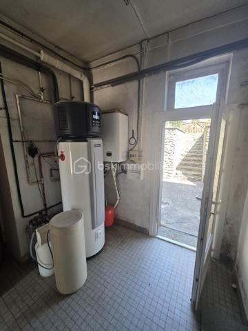 EN EXCLUSIVITÉ CHEZ BSK IMMOBILIER !
À seulement 25 minutes de L'Aigle et d'Argentan, 15 minutes de Sées et de Gacé, découvrez cette maison de bourg mitoyenne à rafraîchir, située dans une commune dynamique offrant de nombreuses commodités : école, commerces, pôle santé…
Au rez-de-chaussée, vous trouverez :
Un salon chaleureux avec cheminée, Une pièce de vie lumineuse avec espace cuisine, Une buanderie avec point d'eau.
À l'étage, un palier dessert :
Trois chambres spacieuses, Une salle de bains avec WC, Un grenier offrant un espace de stockage supplémentaire.
À l'extérieur, profitez d'une cour, d'un terrain clos d'environ 300 m² avec portail, ainsi que d'un atelier, idéal pour le bricolage ou le rangement.
Les atouts :
Pompe à chaleur récente,
Assainissement collectif,
Beau potentiel après quelques travaux de rafraîchissement.
Une opportunité idéale pour un premier achat ou un investissement locatif !
A VISITER SANS TARDER!