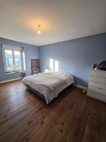 EN EXCLUSIVITÉ CHEZ BSK IMMOBILIER !
À seulement 25 minutes de L'Aigle et d'Argentan, 15 minutes de Sées et de Gacé, découvrez cette maison de bourg mitoyenne à rafraîchir, située dans une commune dynamique offrant de nombreuses commodités : école, commerces, pôle santé…
Au rez-de-chaussée, vous trouverez :
Un salon chaleureux avec cheminée, Une pièce de vie lumineuse avec espace cuisine, Une buanderie avec point d'eau.
À l'étage, un palier dessert :
Trois chambres spacieuses, Une salle de bains avec WC, Un grenier offrant un espace de stockage supplémentaire.
À l'extérieur, profitez d'une cour, d'un terrain clos d'environ 300 m² avec portail, ainsi que d'un atelier, idéal pour le bricolage ou le rangement.
Les atouts :
Pompe à chaleur récente,
Assainissement collectif,
Beau potentiel après quelques travaux de rafraîchissement.
Une opportunité idéale pour un premier achat ou un investissement locatif !
A VISITER SANS TARDER!