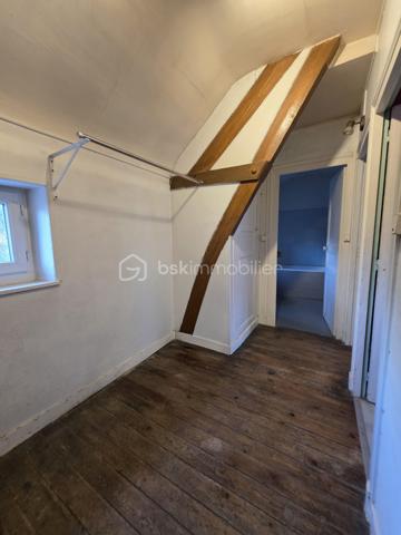 EN EXCLUSIVITÉ CHEZ BSK IMMOBILIER !
À seulement 25 minutes de L'Aigle et d'Argentan, 15 minutes de Sées et de Gacé, découvrez cette maison de bourg mitoyenne à rafraîchir, située dans une commune dynamique offrant de nombreuses commodités : école, commerces, pôle santé…
Au rez-de-chaussée, vous trouverez :
Un salon chaleureux avec cheminée, Une pièce de vie lumineuse avec espace cuisine, Une buanderie avec point d'eau.
À l'étage, un palier dessert :
Trois chambres spacieuses, Une salle de bains avec WC, Un grenier offrant un espace de stockage supplémentaire.
À l'extérieur, profitez d'une cour, d'un terrain clos d'environ 300 m² avec portail, ainsi que d'un atelier, idéal pour le bricolage ou le rangement.
Les atouts :
Pompe à chaleur récente,
Assainissement collectif,
Beau potentiel après quelques travaux de rafraîchissement.
Une opportunité idéale pour un premier achat ou un investissement locatif !
A VISITER SANS TARDER!