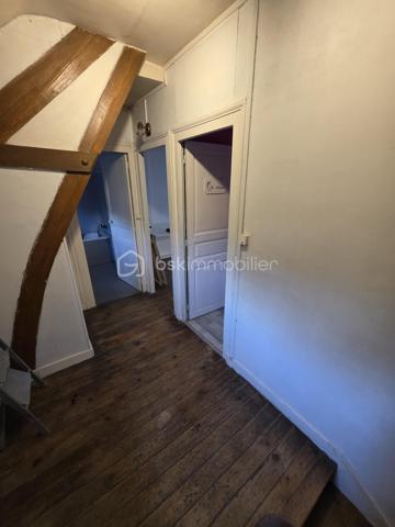 EN EXCLUSIVITÉ CHEZ BSK IMMOBILIER !
À seulement 25 minutes de L'Aigle et d'Argentan, 15 minutes de Sées et de Gacé, découvrez cette maison de bourg mitoyenne à rafraîchir, située dans une commune dynamique offrant de nombreuses commodités : école, commerces, pôle santé…
Au rez-de-chaussée, vous trouverez :
Un salon chaleureux avec cheminée, Une pièce de vie lumineuse avec espace cuisine, Une buanderie avec point d'eau.
À l'étage, un palier dessert :
Trois chambres spacieuses, Une salle de bains avec WC, Un grenier offrant un espace de stockage supplémentaire.
À l'extérieur, profitez d'une cour, d'un terrain clos d'environ 300 m² avec portail, ainsi que d'un atelier, idéal pour le bricolage ou le rangement.
Les atouts :
Pompe à chaleur récente,
Assainissement collectif,
Beau potentiel après quelques travaux de rafraîchissement.
Une opportunité idéale pour un premier achat ou un investissement locatif !
A VISITER SANS TARDER!
