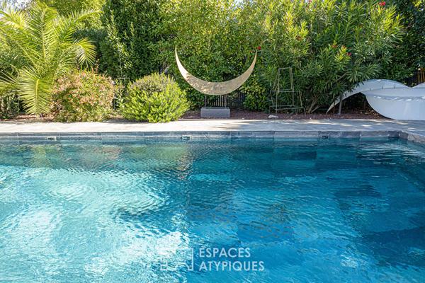 Maison contemporaine et sa spacieuse piscine dans un écrin paysagé