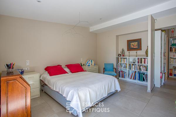 Maison contemporaine et sa spacieuse piscine dans un écrin paysagé