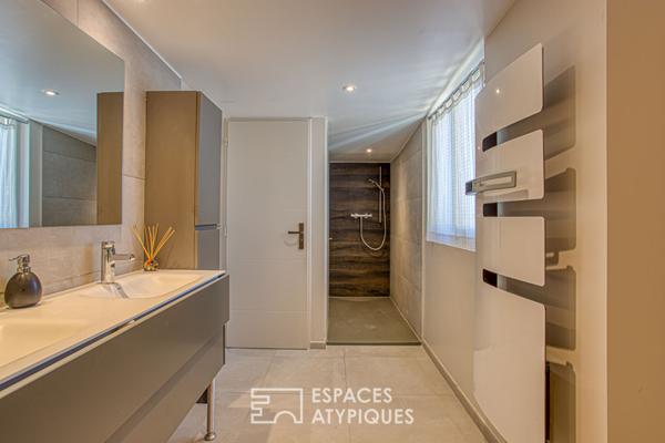 Maison contemporaine et sa spacieuse piscine dans un écrin paysagé