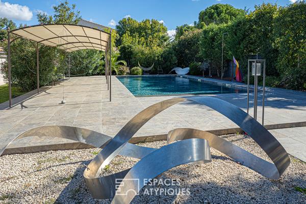 Maison contemporaine et sa spacieuse piscine dans un écrin paysagé