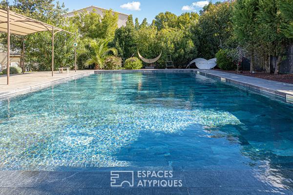 Maison contemporaine et sa spacieuse piscine dans un écrin paysagé