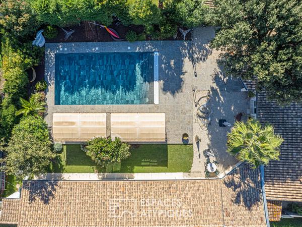 Maison contemporaine et sa spacieuse piscine dans un écrin paysagé