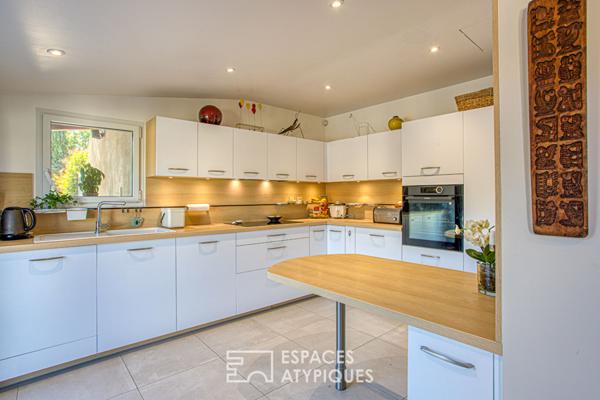 Maison contemporaine et sa spacieuse piscine dans un écrin paysagé