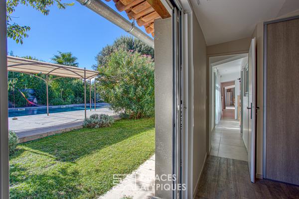 Maison contemporaine et sa spacieuse piscine dans un écrin paysagé