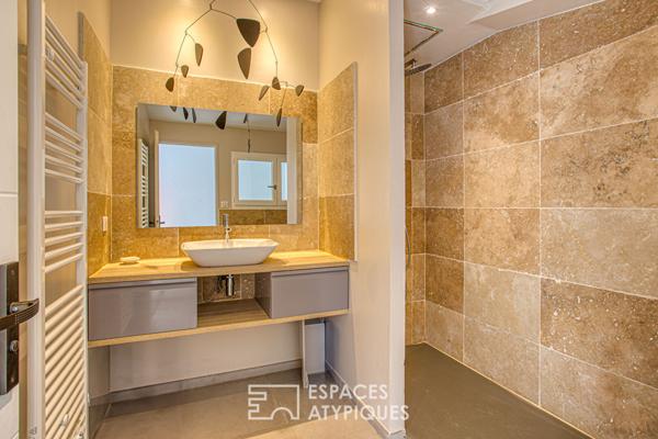 Maison contemporaine et sa spacieuse piscine dans un écrin paysagé