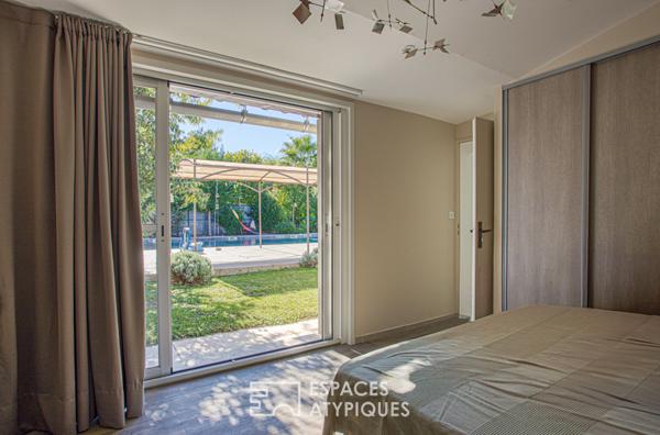 Maison contemporaine et sa spacieuse piscine dans un écrin paysagé