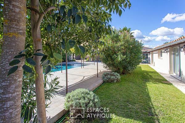 Maison contemporaine et sa spacieuse piscine dans un écrin paysagé