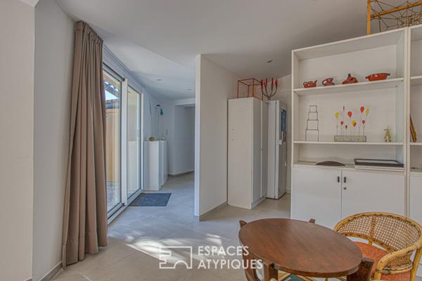 Maison contemporaine et sa spacieuse piscine dans un écrin paysagé