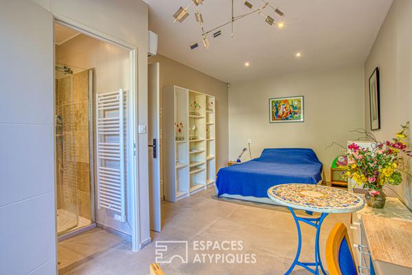 Maison contemporaine et sa spacieuse piscine dans un écrin paysagé