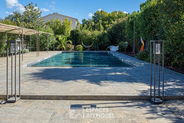 Maison contemporaine et sa spacieuse piscine dans un écrin paysagé
