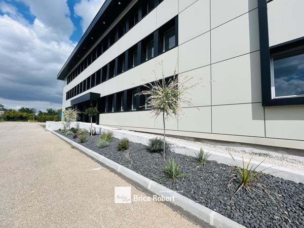 Bureaux à louer à Saint-Priest visibilité depuis la rocade et espaces modulables