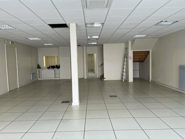 OPPORTUNITE LOCAL D'ENVIRON 234m2 SECTEUR RUE DE LA GARE DE NIORT AVEC VISIBILITE PROCHE A PIEDS PLACE DE LA BRECHE
