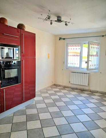 Maison individuelle sur un beau terrain clos dans un quartier calme.