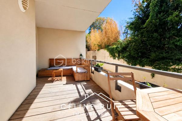 Découvrez cet appartement de 68 m², fonctionnel et sans vis-à-vis, bénéficiant d’une implantation en rez-de-jardin surélevé qui lui offre une vue dégagée sur un espace paysager.

Un emplacement de choix : Rue de Roc Epine.

Dès l’entrée, vous apprécierez la fonctionnalité des espaces et la qualité générale de l’appartement.
La pièce de vie offre un bel espace convivial de 32 m² avec une cuisine aménagée et équipée, et se prolonge par une agréable terrasse.

Son véritable atout : l’absence totale de vis-à-vis. La terrasse et le séjour profitent d’une vue entièrement dégagée sur un espace paysager et végétalisé.
Un environnement calme, verdoyant et privilégié qui permet de profiter pleinement de l’extérieur en toute tranquillité.

L’espace nuit, parfaitement séparé, est desservi par un couloir fonctionnel disposant de très grands placards de rangement. 
Il comprend deux belles chambres côté jardin dont une avec placard intégré, une grande salle de bain, ainsi qu’un WC indépendant.

L’appartement dispose également d’une place de stationnement privative en sous-sol.

Autre véritable atout de cette résidence : la copropriété bénéficie de deux jardins privatifs et sécurisés, réservés aux résidents, avec un accès direct au parc de la Garenne. 

La copropriété, construite en 2012, est parfaitement entretenue et aucun travaux n’est à prévoir.

À noter également : la porte d’entrée a été remplacée depuis la réalisation du DPE par une porte offrant de meilleures performances d’isolation phonique et thermique ; cette amélioration n’est donc pas prise en compte dans le diagnostic actuellement présenté.

Un appartement clé en main, fonctionnel, lumineux et tourné vers la verdure, idéal pour ceux qui recherchent le confort d’un logement récent avec un véritable extérieur et un environnement préservé.