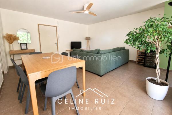 Découvrez cet appartement de 68 m², fonctionnel et sans vis-à-vis, bénéficiant d’une implantation en rez-de-jardin surélevé qui lui offre une vue dégagée sur un espace paysager.

Un emplacement de choix : Rue de Roc Epine.

Dès l’entrée, vous apprécierez la fonctionnalité des espaces et la qualité générale de l’appartement.
La pièce de vie offre un bel espace convivial de 32 m² avec une cuisine aménagée et équipée, et se prolonge par une agréable terrasse.

Son véritable atout : l’absence totale de vis-à-vis. La terrasse et le séjour profitent d’une vue entièrement dégagée sur un espace paysager et végétalisé.
Un environnement calme, verdoyant et privilégié qui permet de profiter pleinement de l’extérieur en toute tranquillité.

L’espace nuit, parfaitement séparé, est desservi par un couloir fonctionnel disposant de très grands placards de rangement. 
Il comprend deux belles chambres côté jardin dont une avec placard intégré, une grande salle de bain, ainsi qu’un WC indépendant.

L’appartement dispose également d’une place de stationnement privative en sous-sol.

Autre véritable atout de cette résidence : la copropriété bénéficie de deux jardins privatifs et sécurisés, réservés aux résidents, avec un accès direct au parc de la Garenne. 

La copropriété, construite en 2012, est parfaitement entretenue et aucun travaux n’est à prévoir.

À noter également : la porte d’entrée a été remplacée depuis la réalisation du DPE par une porte offrant de meilleures performances d’isolation phonique et thermique ; cette amélioration n’est donc pas prise en compte dans le diagnostic actuellement présenté.

Un appartement clé en main, fonctionnel, lumineux et tourné vers la verdure, idéal pour ceux qui recherchent le confort d’un logement récent avec un véritable extérieur et un environnement préservé.