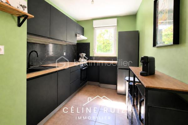 Découvrez cet appartement de 68 m², fonctionnel et sans vis-à-vis, bénéficiant d’une implantation en rez-de-jardin surélevé qui lui offre une vue dégagée sur un espace paysager.

Un emplacement de choix : Rue de Roc Epine.

Dès l’entrée, vous apprécierez la fonctionnalité des espaces et la qualité générale de l’appartement.
La pièce de vie offre un bel espace convivial de 32 m² avec une cuisine aménagée et équipée, et se prolonge par une agréable terrasse.

Son véritable atout : l’absence totale de vis-à-vis. La terrasse et le séjour profitent d’une vue entièrement dégagée sur un espace paysager et végétalisé.
Un environnement calme, verdoyant et privilégié qui permet de profiter pleinement de l’extérieur en toute tranquillité.

L’espace nuit, parfaitement séparé, est desservi par un couloir fonctionnel disposant de très grands placards de rangement. 
Il comprend deux belles chambres côté jardin dont une avec placard intégré, une grande salle de bain, ainsi qu’un WC indépendant.

L’appartement dispose également d’une place de stationnement privative en sous-sol.

Autre véritable atout de cette résidence : la copropriété bénéficie de deux jardins privatifs et sécurisés, réservés aux résidents, avec un accès direct au parc de la Garenne. 

La copropriété, construite en 2012, est parfaitement entretenue et aucun travaux n’est à prévoir.

À noter également : la porte d’entrée a été remplacée depuis la réalisation du DPE par une porte offrant de meilleures performances d’isolation phonique et thermique ; cette amélioration n’est donc pas prise en compte dans le diagnostic actuellement présenté.

Un appartement clé en main, fonctionnel, lumineux et tourné vers la verdure, idéal pour ceux qui recherchent le confort d’un logement récent avec un véritable extérieur et un environnement préservé.