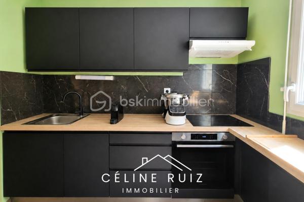 Découvrez cet appartement de 68 m², fonctionnel et sans vis-à-vis, bénéficiant d’une implantation en rez-de-jardin surélevé qui lui offre une vue dégagée sur un espace paysager.

Un emplacement de choix : Rue de Roc Epine.

Dès l’entrée, vous apprécierez la fonctionnalité des espaces et la qualité générale de l’appartement.
La pièce de vie offre un bel espace convivial de 32 m² avec une cuisine aménagée et équipée, et se prolonge par une agréable terrasse.

Son véritable atout : l’absence totale de vis-à-vis. La terrasse et le séjour profitent d’une vue entièrement dégagée sur un espace paysager et végétalisé.
Un environnement calme, verdoyant et privilégié qui permet de profiter pleinement de l’extérieur en toute tranquillité.

L’espace nuit, parfaitement séparé, est desservi par un couloir fonctionnel disposant de très grands placards de rangement. 
Il comprend deux belles chambres côté jardin dont une avec placard intégré, une grande salle de bain, ainsi qu’un WC indépendant.

L’appartement dispose également d’une place de stationnement privative en sous-sol.

Autre véritable atout de cette résidence : la copropriété bénéficie de deux jardins privatifs et sécurisés, réservés aux résidents, avec un accès direct au parc de la Garenne. 

La copropriété, construite en 2012, est parfaitement entretenue et aucun travaux n’est à prévoir.

À noter également : la porte d’entrée a été remplacée depuis la réalisation du DPE par une porte offrant de meilleures performances d’isolation phonique et thermique ; cette amélioration n’est donc pas prise en compte dans le diagnostic actuellement présenté.

Un appartement clé en main, fonctionnel, lumineux et tourné vers la verdure, idéal pour ceux qui recherchent le confort d’un logement récent avec un véritable extérieur et un environnement préservé.