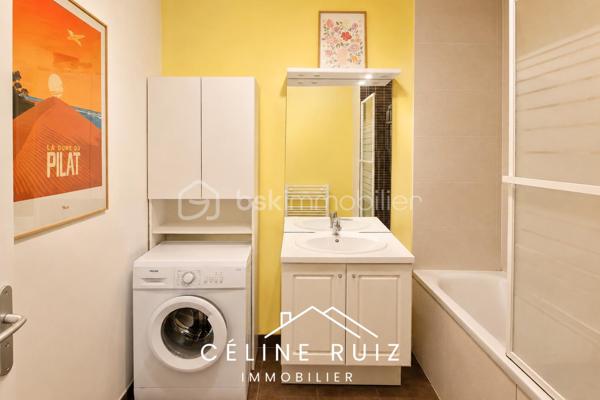 Découvrez cet appartement de 68 m², fonctionnel et sans vis-à-vis, bénéficiant d’une implantation en rez-de-jardin surélevé qui lui offre une vue dégagée sur un espace paysager.

Un emplacement de choix : Rue de Roc Epine.

Dès l’entrée, vous apprécierez la fonctionnalité des espaces et la qualité générale de l’appartement.
La pièce de vie offre un bel espace convivial de 32 m² avec une cuisine aménagée et équipée, et se prolonge par une agréable terrasse.

Son véritable atout : l’absence totale de vis-à-vis. La terrasse et le séjour profitent d’une vue entièrement dégagée sur un espace paysager et végétalisé.
Un environnement calme, verdoyant et privilégié qui permet de profiter pleinement de l’extérieur en toute tranquillité.

L’espace nuit, parfaitement séparé, est desservi par un couloir fonctionnel disposant de très grands placards de rangement. 
Il comprend deux belles chambres côté jardin dont une avec placard intégré, une grande salle de bain, ainsi qu’un WC indépendant.

L’appartement dispose également d’une place de stationnement privative en sous-sol.

Autre véritable atout de cette résidence : la copropriété bénéficie de deux jardins privatifs et sécurisés, réservés aux résidents, avec un accès direct au parc de la Garenne. 

La copropriété, construite en 2012, est parfaitement entretenue et aucun travaux n’est à prévoir.

À noter également : la porte d’entrée a été remplacée depuis la réalisation du DPE par une porte offrant de meilleures performances d’isolation phonique et thermique ; cette amélioration n’est donc pas prise en compte dans le diagnostic actuellement présenté.

Un appartement clé en main, fonctionnel, lumineux et tourné vers la verdure, idéal pour ceux qui recherchent le confort d’un logement récent avec un véritable extérieur et un environnement préservé.